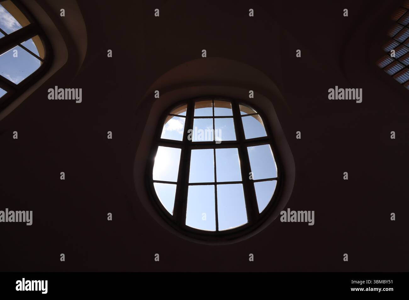 MÜNCHEN - 24. JUNI 2025: Innenansicht von Rundbogenfenstern und Schattenwänden im Gebäude der Ludwig-Maximilians-Universität Stockfoto