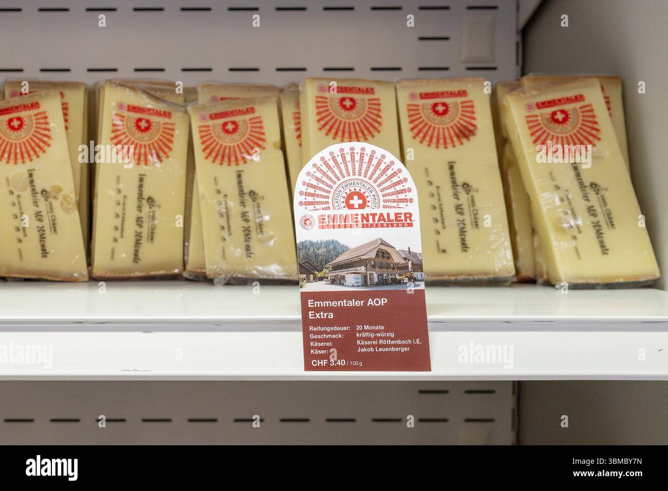Verkaufsregal Emmentaler Käse AOP extra Stockfoto