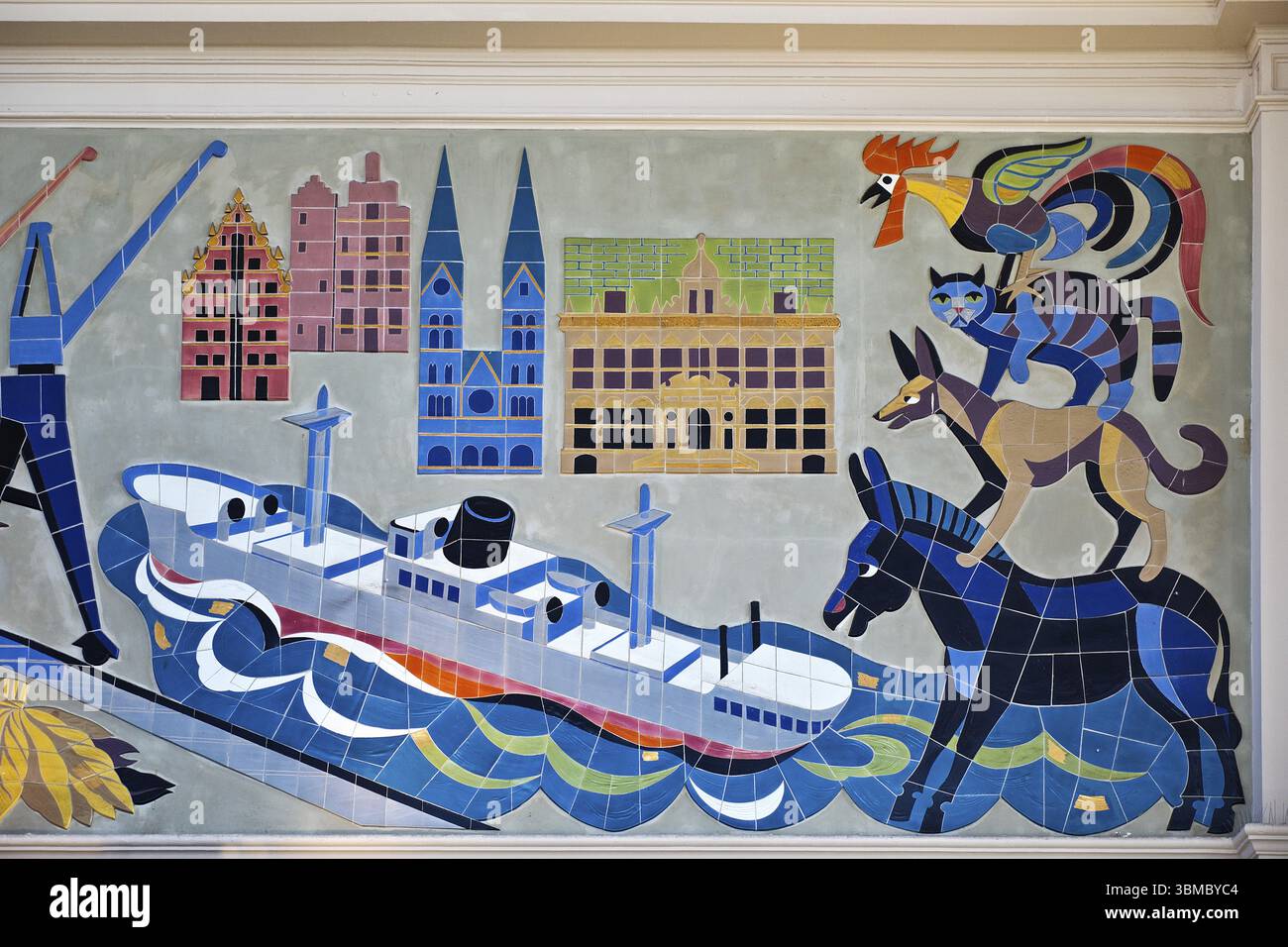 Wandmosaik, 1950er Jahre in der Empfangshalle, Detail der Werbefläche für Martin Brinkmann AG mit Stadtmusikanten, Bremer Hauptbahnhof, Deutschland Stockfoto