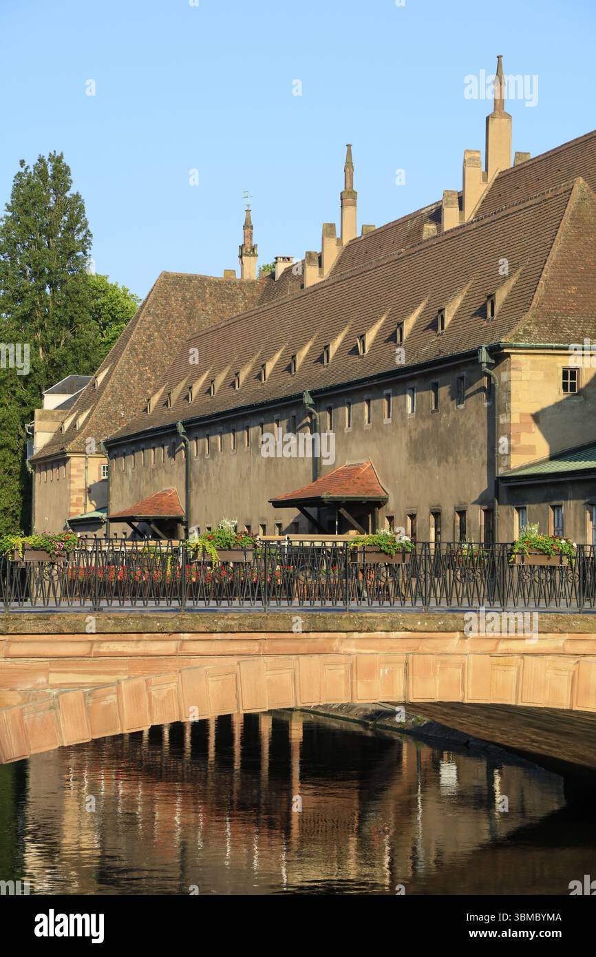 Fluss Ill mit Brücke Pont du Corbeau und ehemaliges Zollhaus, Straßburg Altstadt Straßburg, Unterrhein-Departement, Elsass Elsass, Region Grand Est, Stockfoto