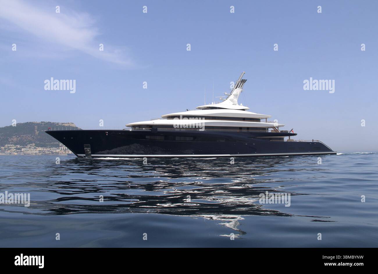 119 Meter lange Motoryacht DURCHBRUCH auf ihrer Jungfernfahrt vor Gibraltar, Mittelmeer. Die wasserstoffbetriebene Superyacht wurde von Bill GA in Auftrag gegeben Stockfoto