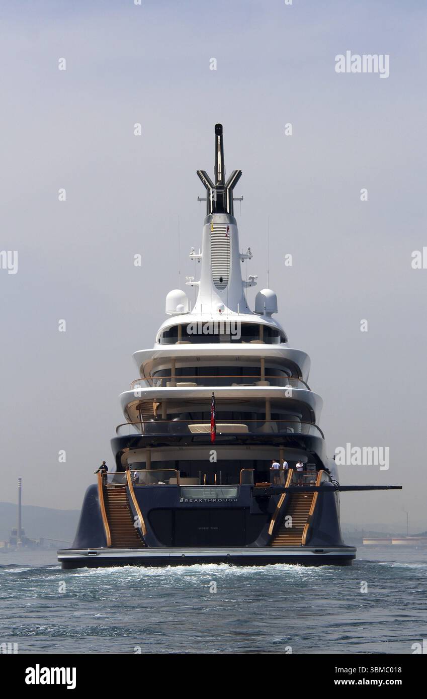 119 Meter lange Motoryacht DURCHBRUCH auf ihrer Jungfernfahrt vor Gibraltar, Mittelmeer. Die wasserstoffbetriebene Superyacht wurde von Bill GA in Auftrag gegeben Stockfoto