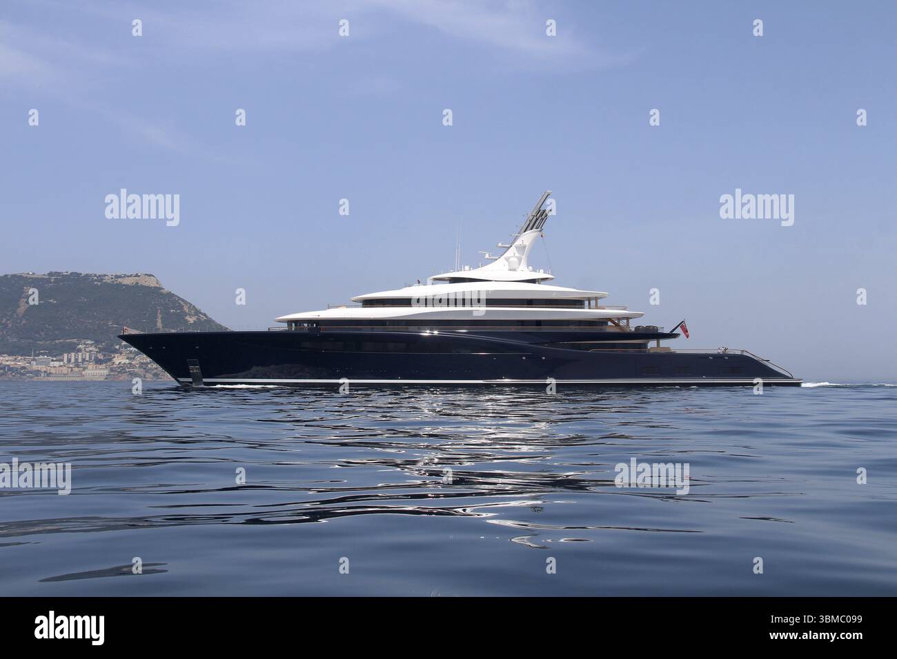119 Meter lange Motoryacht DURCHBRUCH auf ihrer Jungfernfahrt vor Gibraltar, Mittelmeer. Die wasserstoffbetriebene Superyacht wurde von Bill GA in Auftrag gegeben Stockfoto