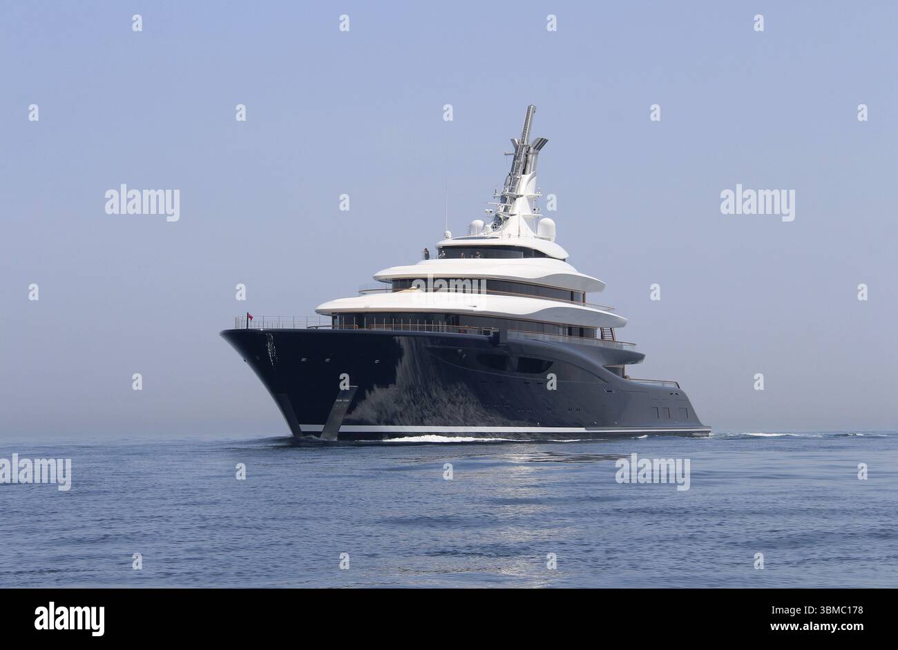 119 Meter lange Motoryacht DURCHBRUCH auf ihrer Jungfernfahrt vor Gibraltar, Mittelmeer. Die wasserstoffbetriebene Superyacht wurde von Bill GA in Auftrag gegeben Stockfoto