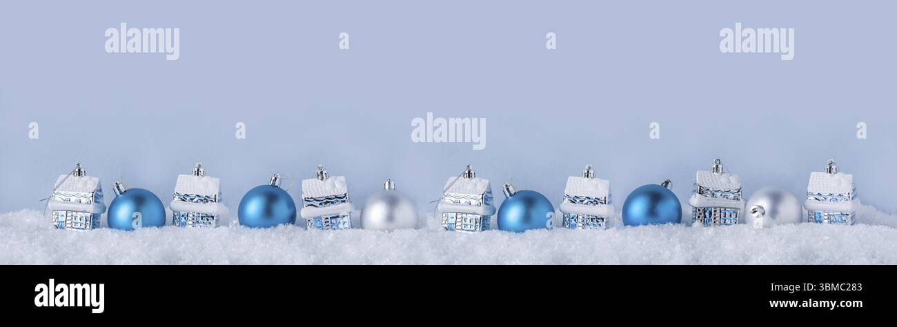 Silberne und blaue Weihnachtsspielzeuge liegen auf Schnee, Banner, Kopierraum Stockfoto
