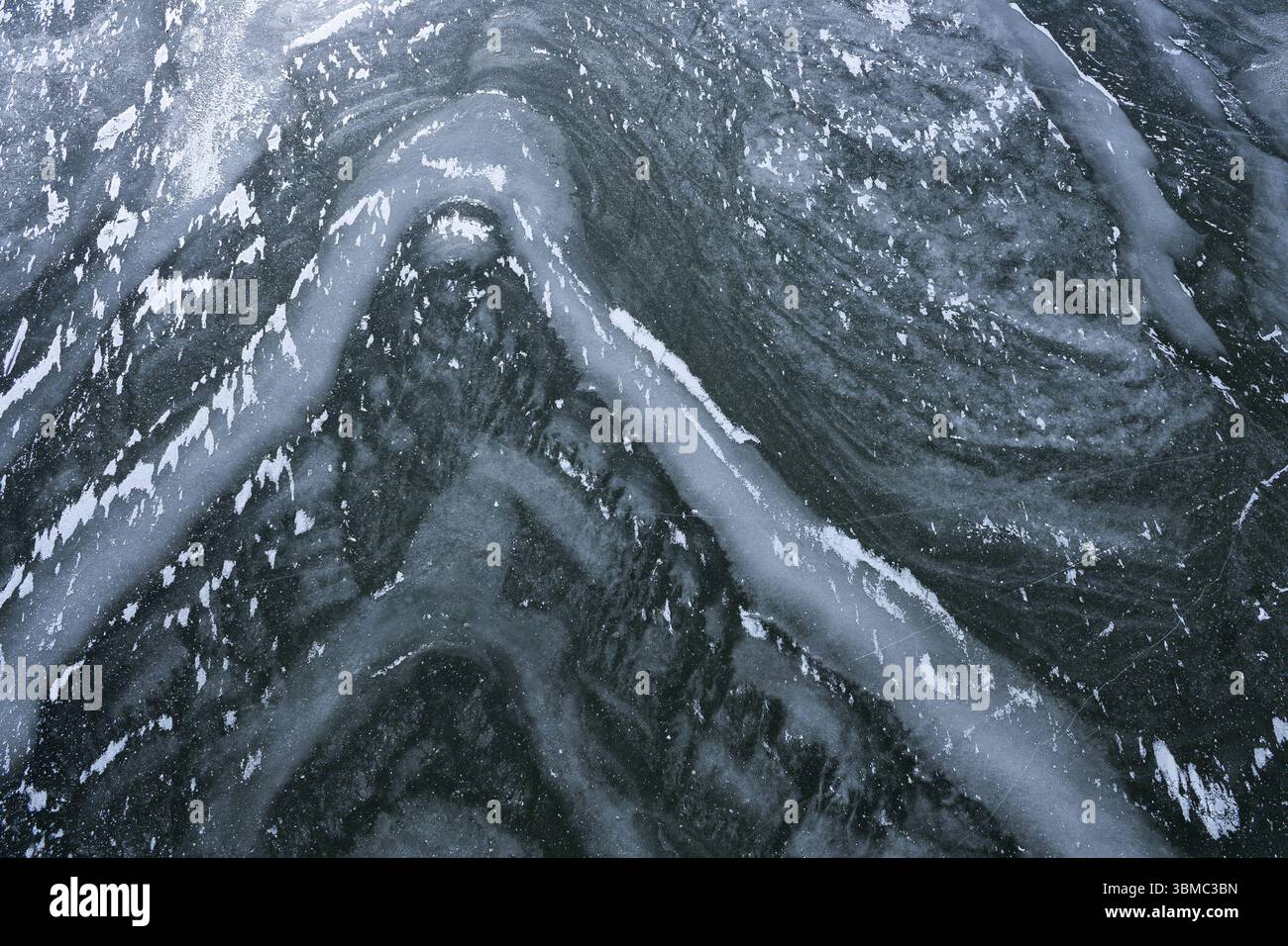 Bizarre Eismuster auf einem gefrorenen Fluss, Texturhintergrund Stockfoto