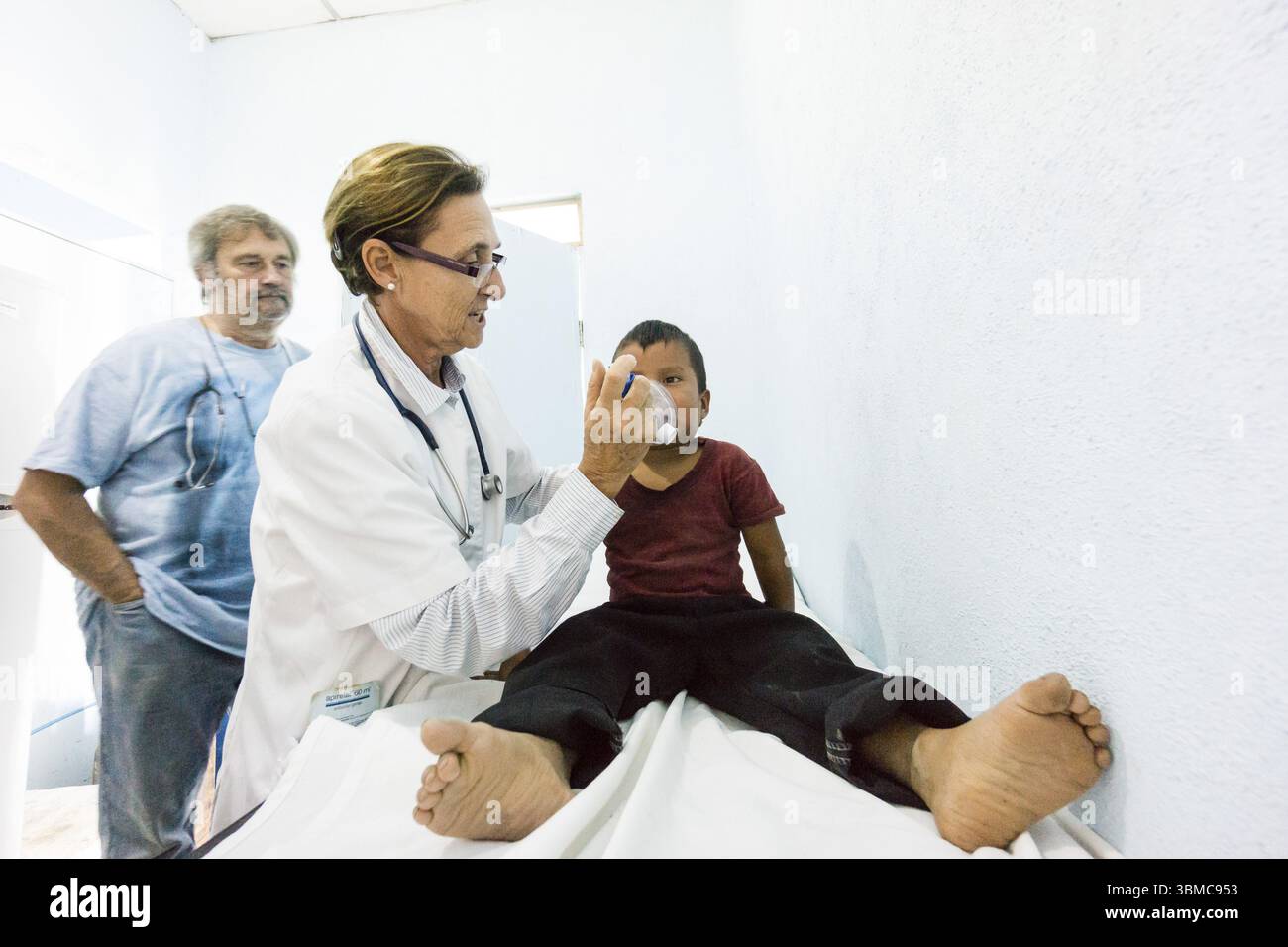 Behandlung von Atemversagen bei Kindern, La Tana, Reina, Uspantan, Quiche, Guatemala, Zentralamerika Stockfoto