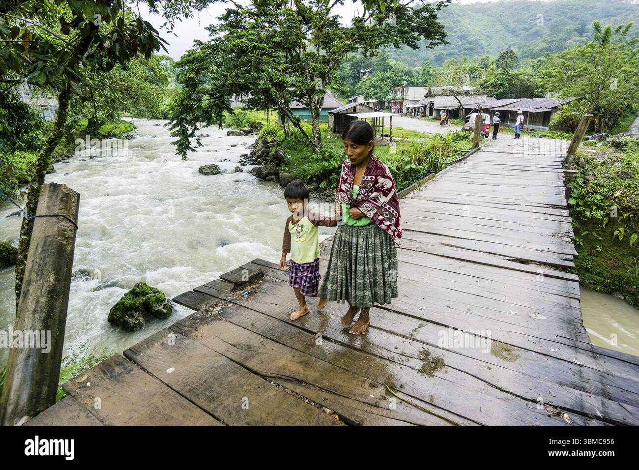 Brücke über den Satan River, La Tana, Reyna, Uspantan Département, Guatemala, Zentralamerika Stockfoto