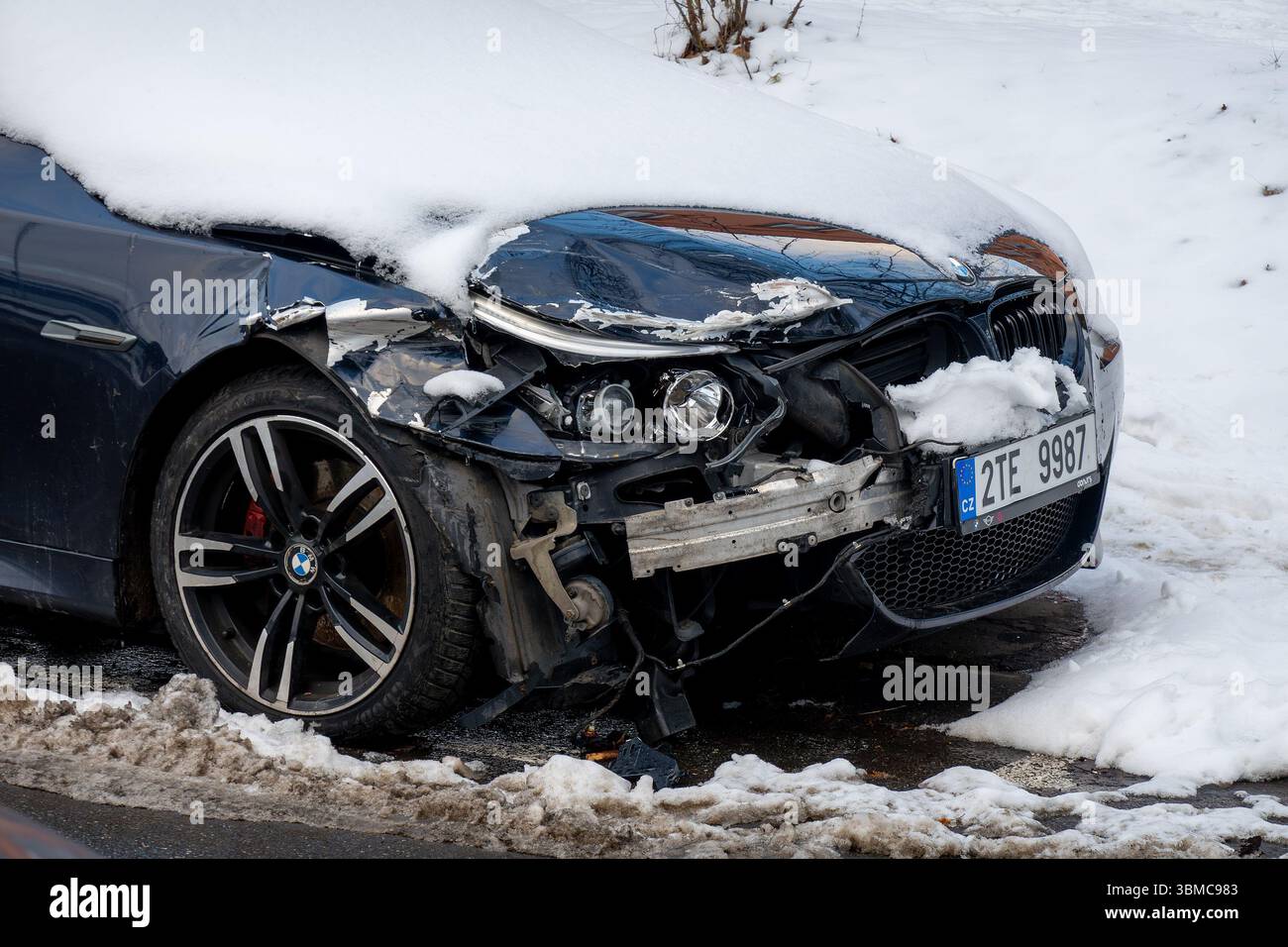 OSTRAVA, TSCHECHIEN - 14. JANUAR 2024: Scheinwerfer, Motorhaube und Stoßfänger bei dunklem BMW 5 Auto nach einem Verkehrsunfall kaputt Stockfoto