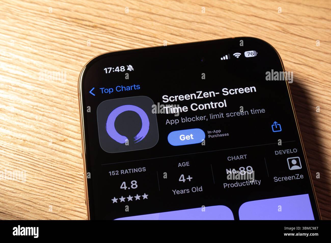 OSTRAVA, TSCHECHIEN – 27. JANUAR 2025: Apple App Store mit ScreenZen – Mobile App Time Control für iOS-Geräte Stockfoto