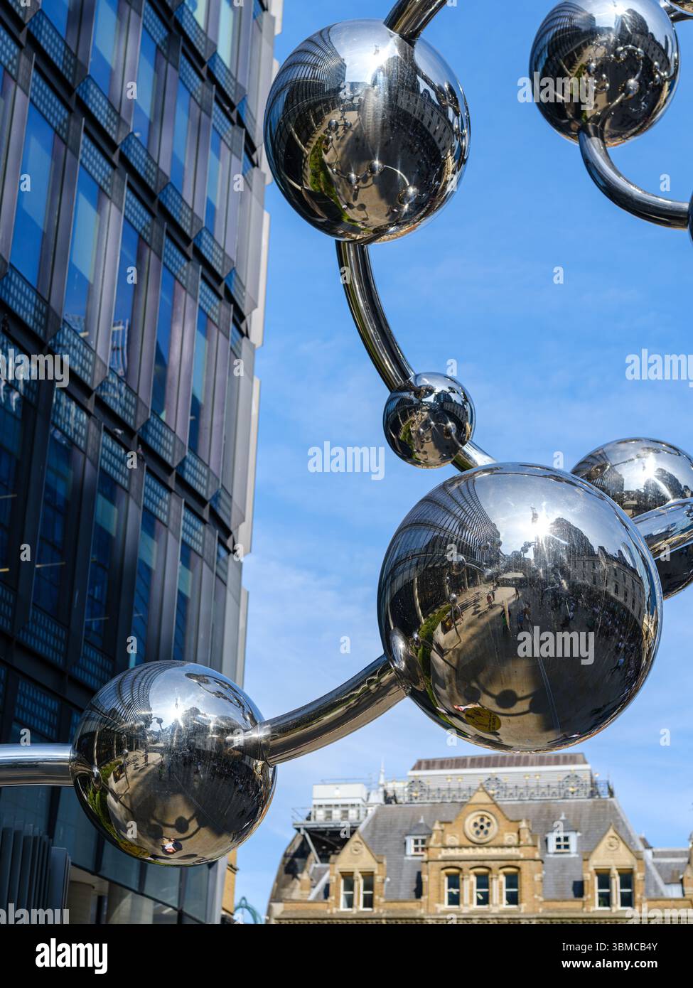 Vereinigtes Königreich, London, 23. Juni 2025. Futuristische Metallskulpturen spiegeln die umliegenden Gebäude und Passanten im Broadgate-Viertel in der Nähe von Liverpoo wider Stockfoto