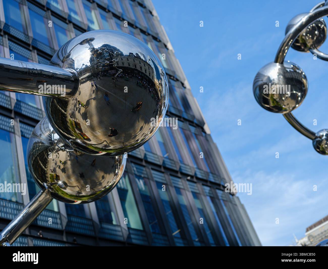 Vereinigtes Königreich, London, 23. Juni 2025. Futuristische Metallskulpturen spiegeln die umliegenden Gebäude und Passanten im Broadgate-Viertel in der Nähe von Liverpoo wider Stockfoto