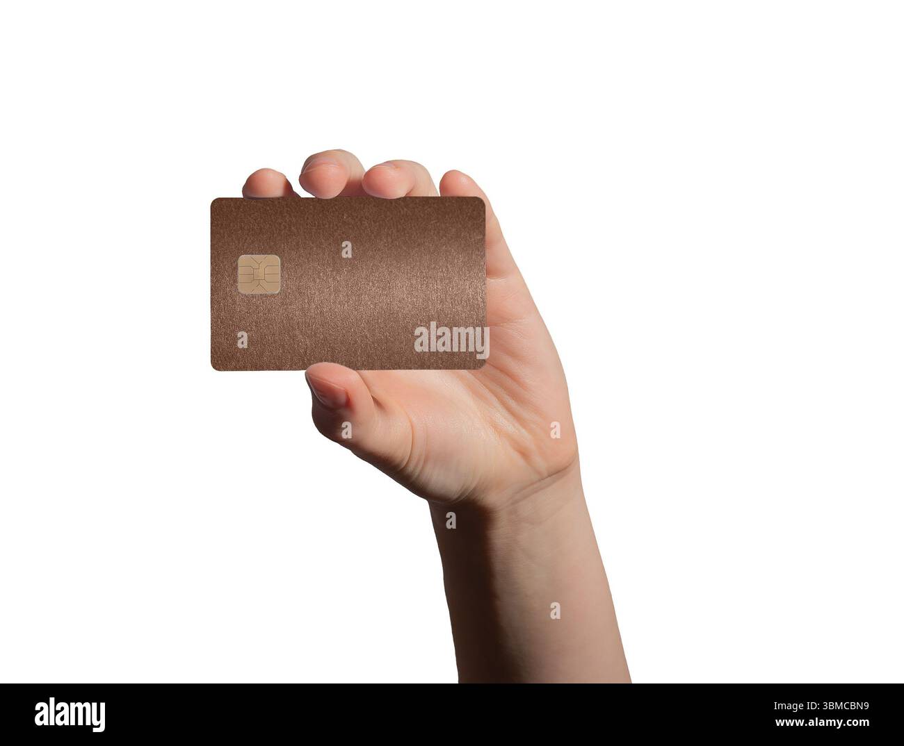 Halten Sie eine braune Bankkarte für die Zahlung, wobei der Schwerpunkt auf Sicherheits- und Finanzdienstleistungen in einem Einzelhandelsgeschäft liegt. Optionen für Kredit-, soll- und Darlehenszahlungen, wi Stockfoto