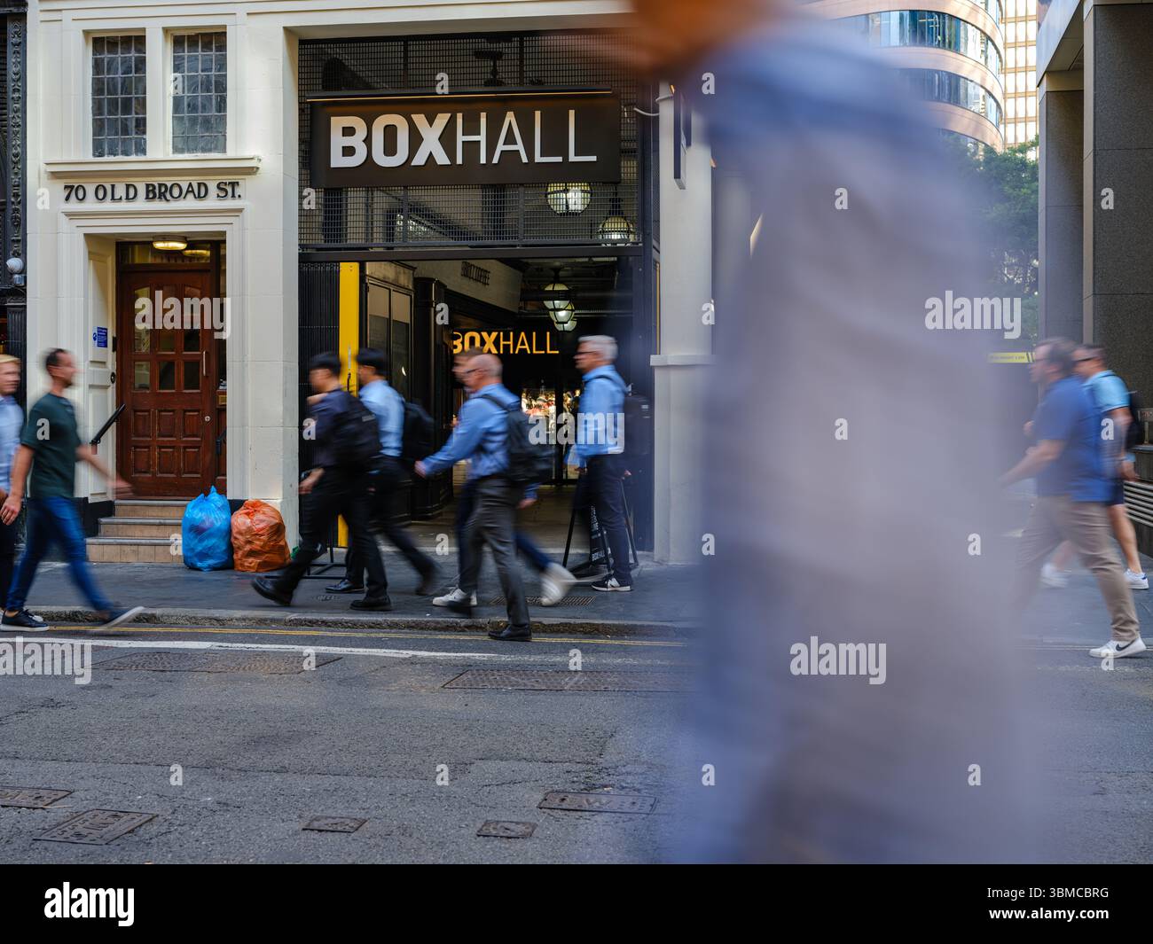 Vereinigtes Königreich, London, 23. Juni 2025. Pendler passieren den Eingang der BoxHall an der 70 Old Broad Street während der Mittagszeit im geschäftigen Finanzviertel von Stockfoto