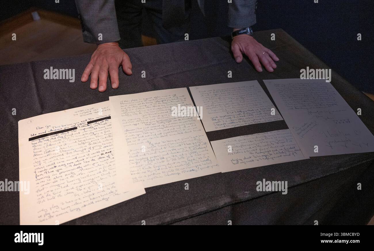 Christie's, London, Großbritannien. Juni 2025. Christie's Classics Week findet ab dem 1-9. Juli statt, in der Kunst und Objekte über Jahrtausende hinweg stattfinden. Zu den Höhepunkten zählen: Liebesbrief von John Lennon an seine Freundin Cynthia, geschrieben im April 1962. Später verdeckt. Schätzung: £30.000-40.000. Quelle: Malcolm Park/Alamy Live News Stockfoto