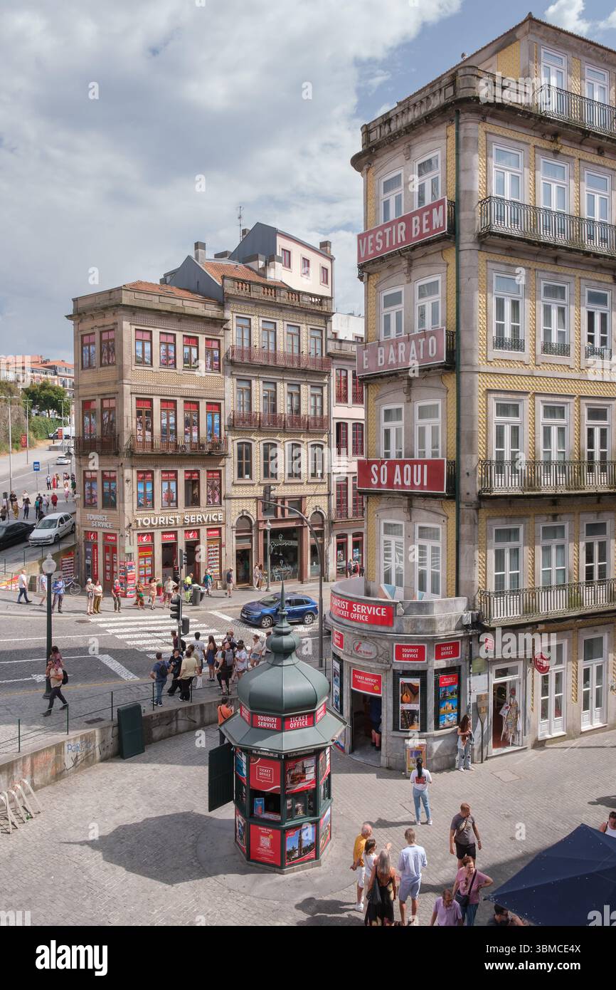 Blickfang gegenüber dem Bahnhof Sao Bento: Die historischen Hausfassaden im Herzen von Porto verbinden traditionellen Charme mit urbanem Leben Stockfoto