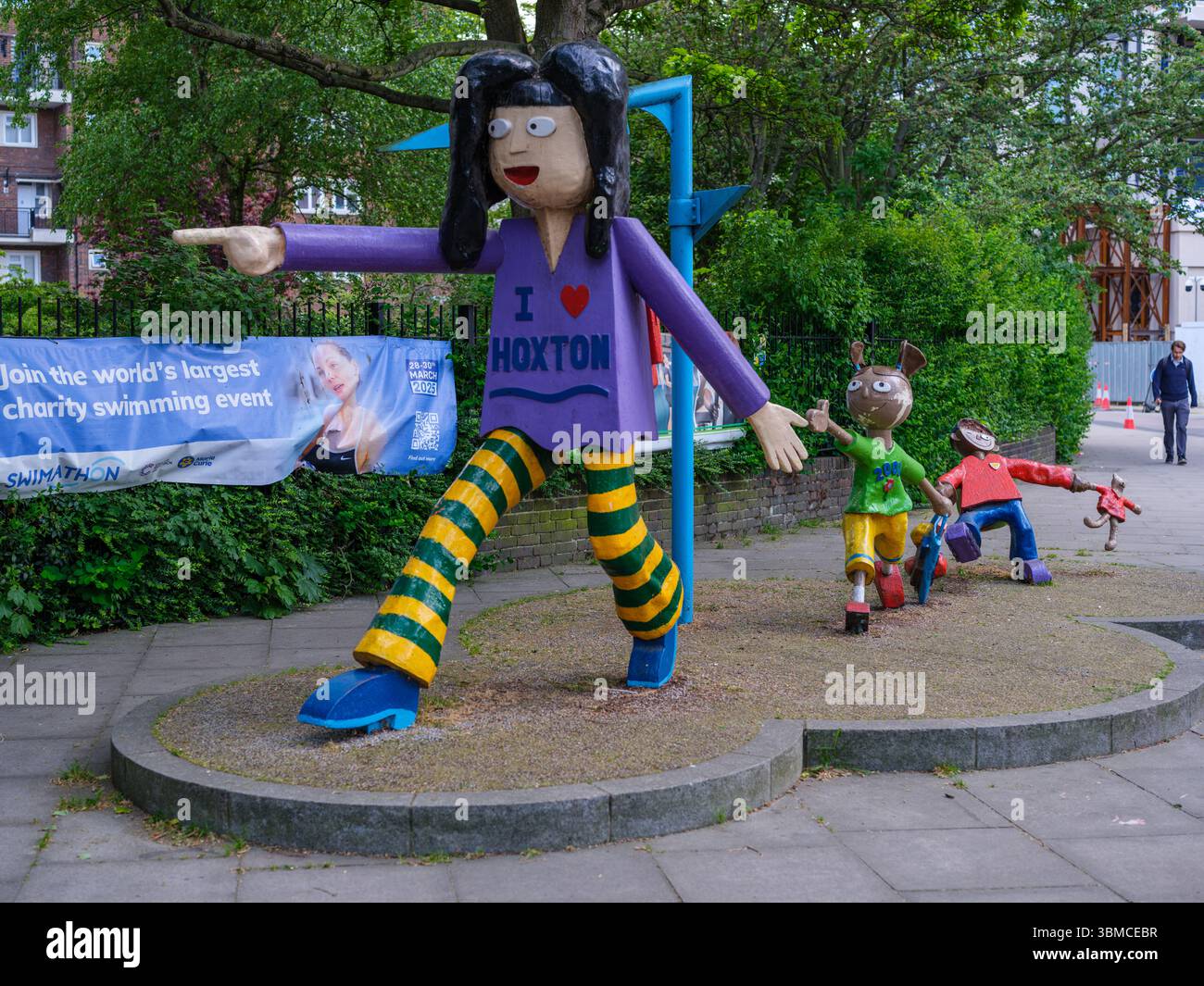 Vereinigtes Königreich, London, 05. Juli 2025. Farbenfrohe öffentliche Skulptur in Hoxton, East London, mit verspielten Charakteren im Cartoon-Stil und feierlichem Loc Stockfoto