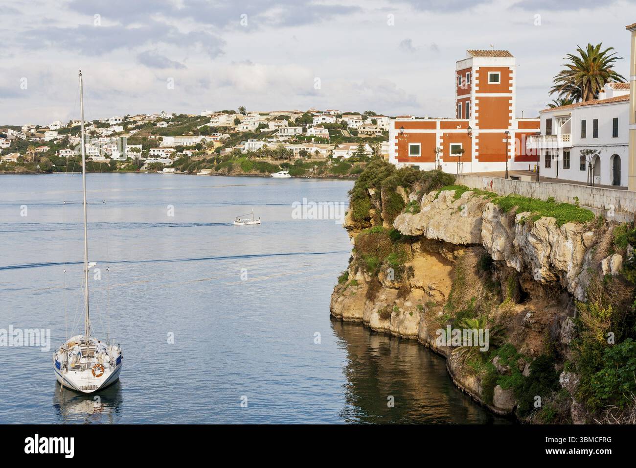 Segelboot vor Anker in es Castell. Menorca. Balearen. Spanien Stockfoto