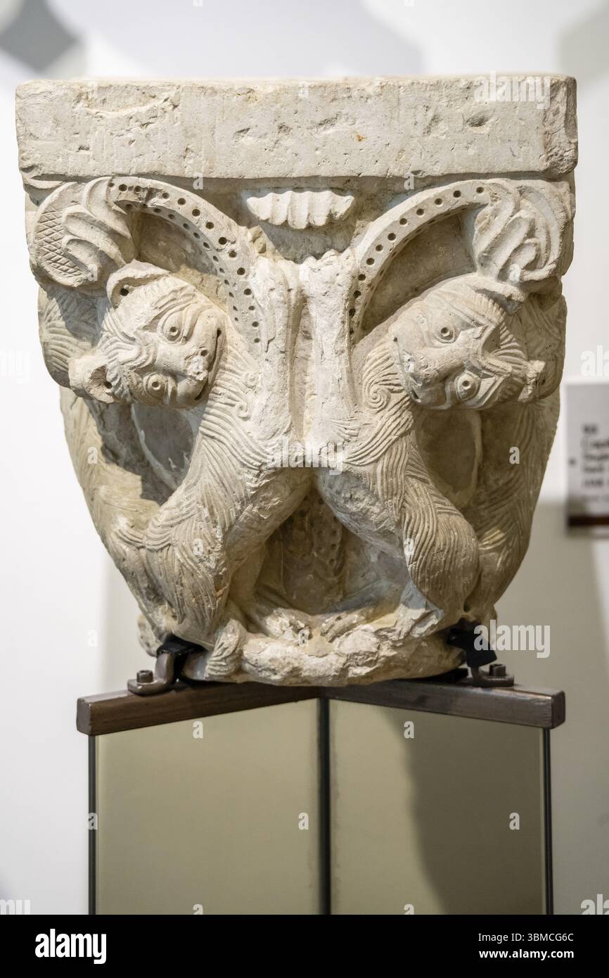 Romanische Hauptstadt mit Hunden, 12. Jahrhundert, Sant Pere de Roda, alt emporda, Girona Kunstmuseum, Girona, Katalonien, Spanien, Europa Stockfoto