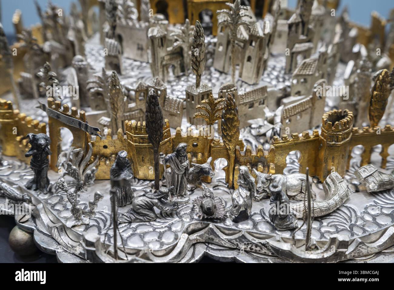 Krippe mit Allegorie des andalusischen Sevilla aus dem 12. Jahrhundert, Bronze, Silber und Gold, 1986, Stadtmuseum von Santiponce Fernando Marmo Stockfoto