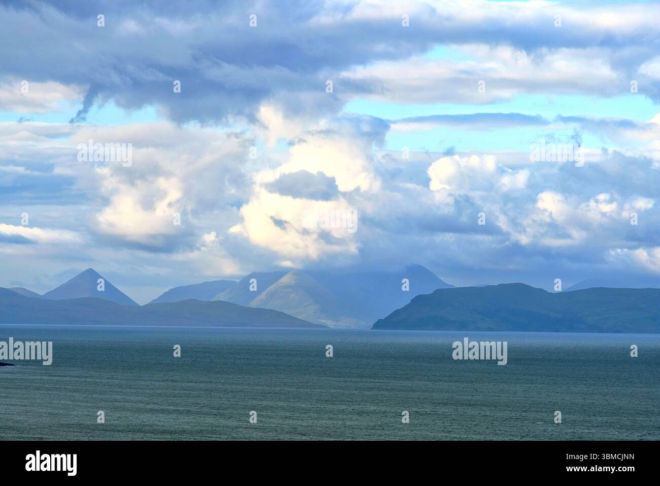 Die Inseln Raasay & Scalpay, mit den Cuillin Mountains auf der Isle of Skye von der Nordwestküste Schottlands. Die Highlands von Schottland, Großbritannien Stockfoto