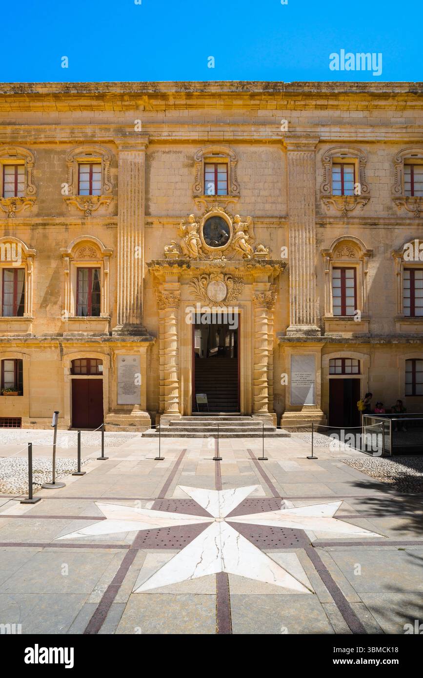 Mdina Palazzo Vilhena, Blick auf die barocke Fassade des Palazzo Vilhena (Nationalmuseum für Naturgeschichte), Stadtfestung Mdina, Rabat, Malta Stockfoto