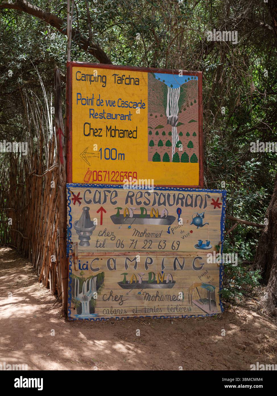 Marokko, Ourika Valley, 4. Juli 2025. Handgemaltes Schild für ein lokales Restaurant und einen Campingplatz in der Nähe der Wasserfälle im Atlasgebirge, einladend für tr Stockfoto