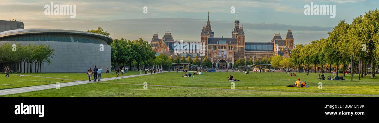 Amsterdam, Niederlande, 25.06.2025, Panoramablick auf Van Gogh Museum, Rijksmuseum und den Museumsplatz in Amsterdam Stockfoto