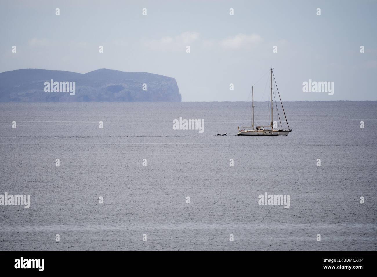 Das Segelboot fährt ruhig vor der Insel Cabrera, Mallorca, Balearen, Spanien, Europa Stockfoto