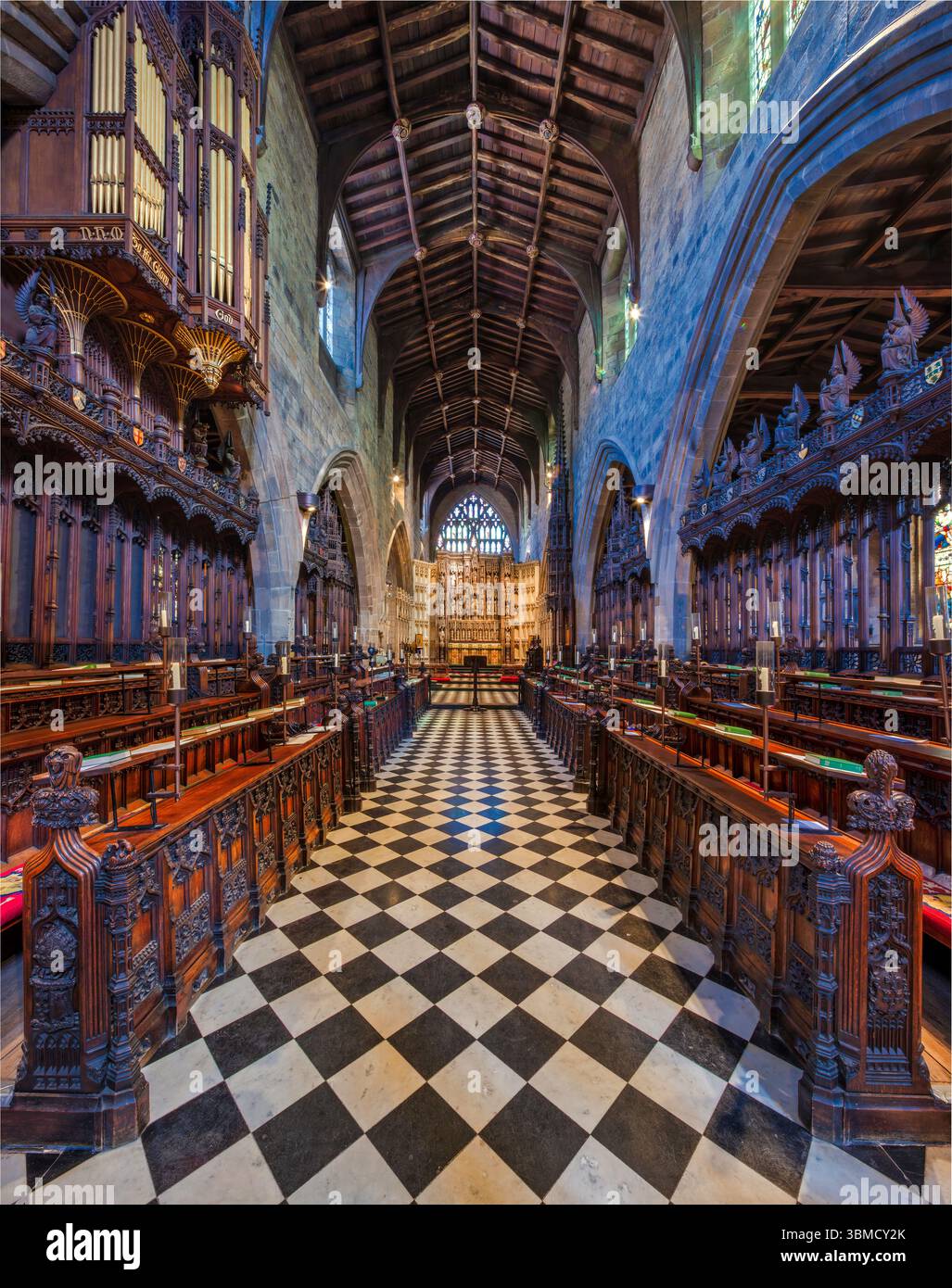 Innenansicht des Quire in der Kathedrale von Newcastle, newcastle upon Tyne, Blick auf das Ostfenster Stockfoto
