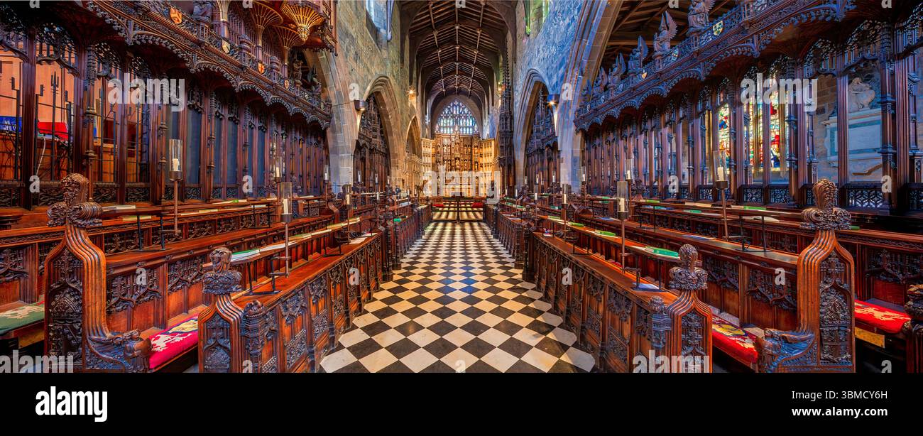 Innenansicht des Quire in der Kathedrale von Newcastle, newcastle upon Tyne, Blick auf das Ostfenster Stockfoto