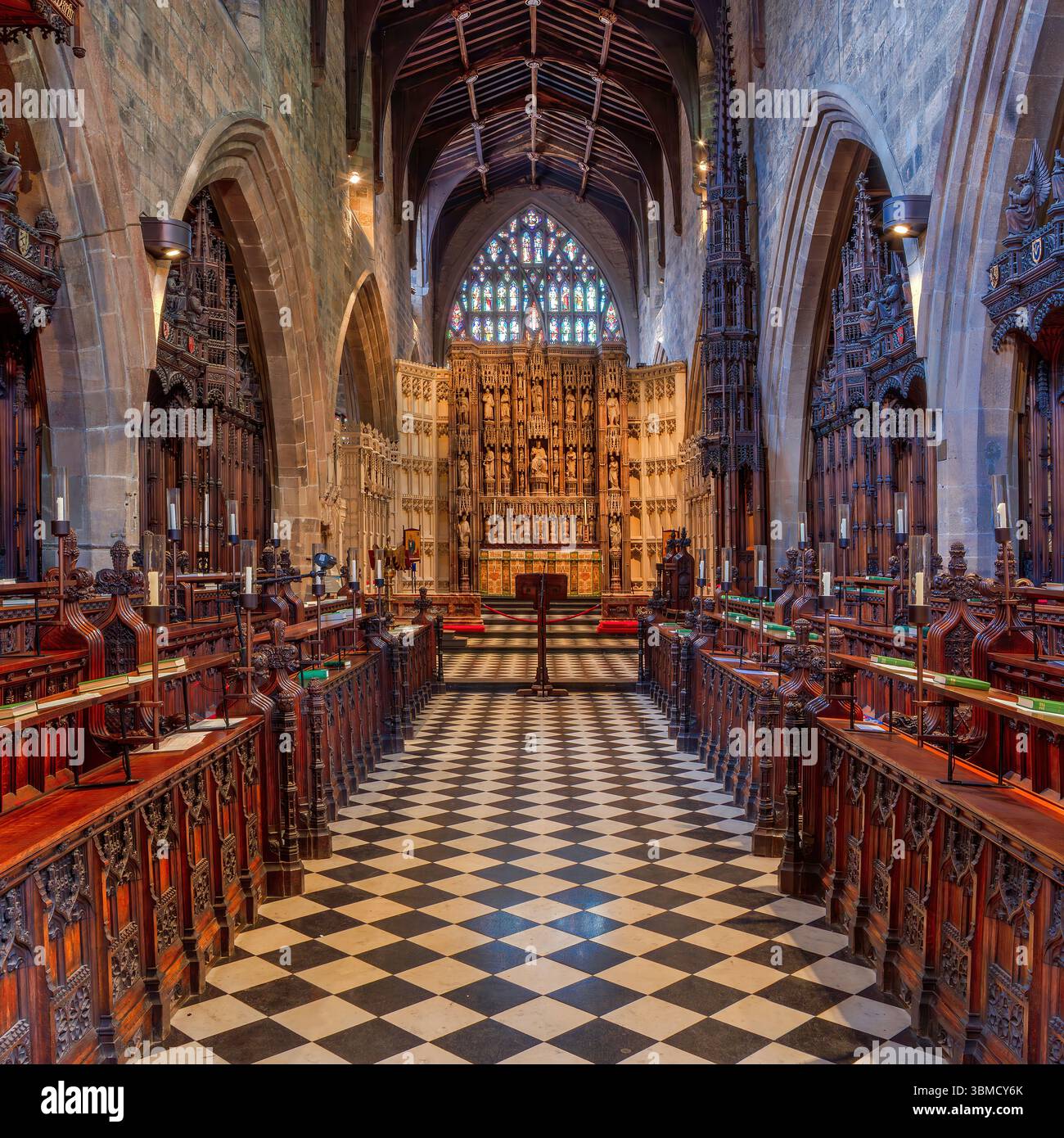Innenansicht des Quire in der Kathedrale von Newcastle, newcastle upon Tyne, Blick auf das Ostfenster Stockfoto