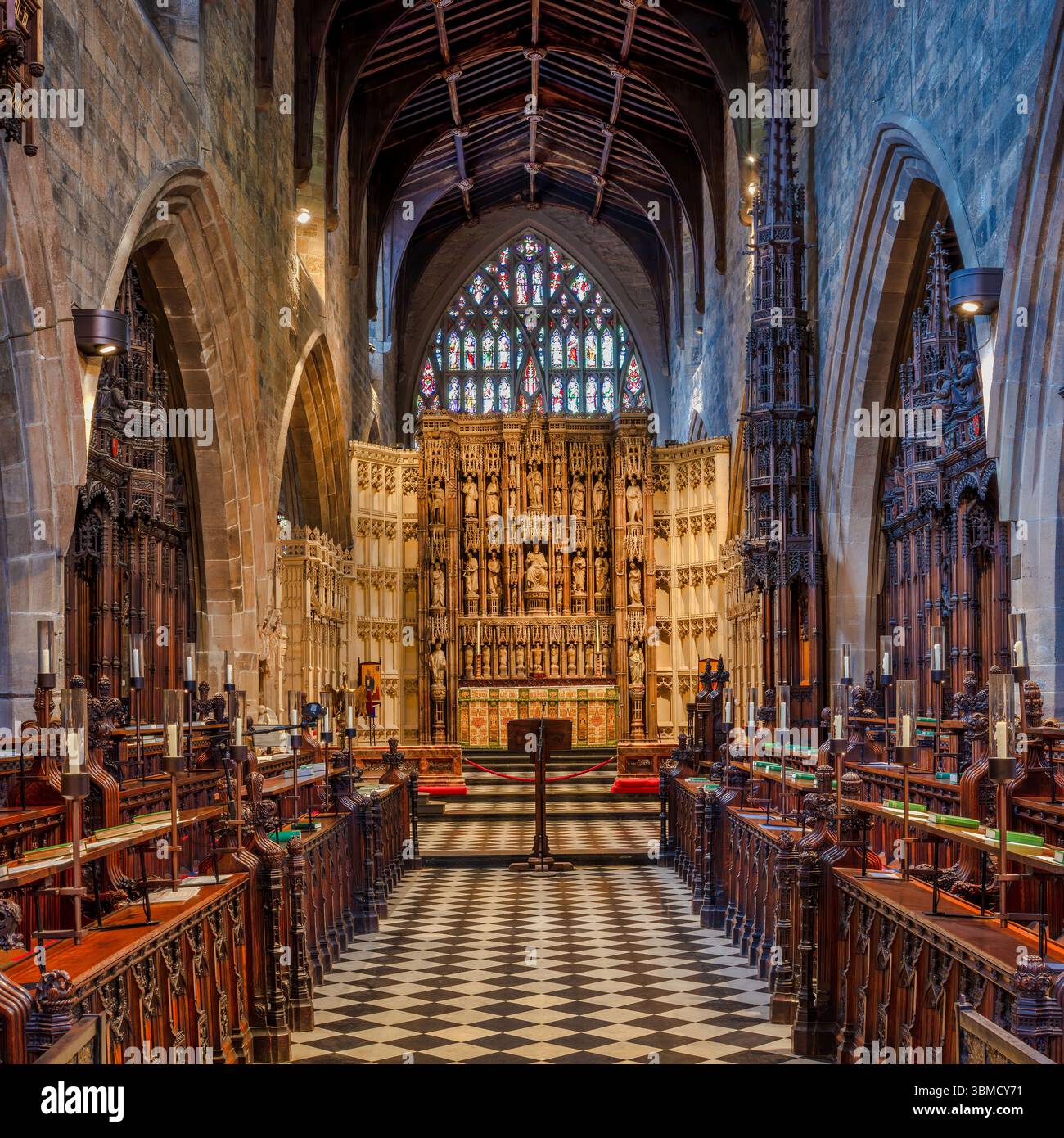 Innenansicht des Quire in der Kathedrale von Newcastle, newcastle upon Tyne, Blick auf das Ostfenster Stockfoto