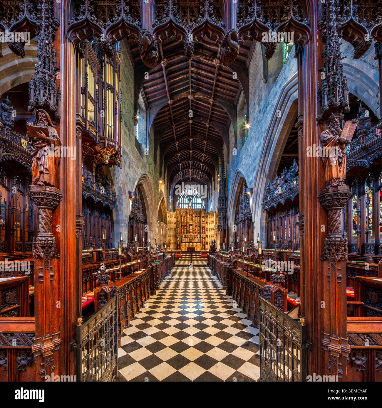 Innenansicht des Quire in der Kathedrale von Newcastle, newcastle upon Tyne, Blick auf das Ostfenster Stockfoto