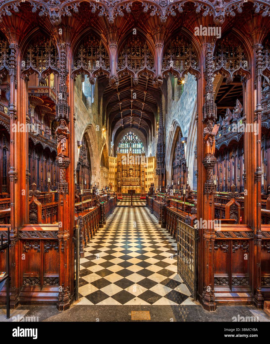 Innenansicht des Quire in der Kathedrale von Newcastle, newcastle upon Tyne, Blick auf das Ostfenster Stockfoto