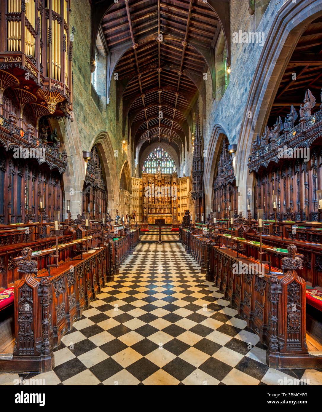 Innenansicht des Quire in der Kathedrale von Newcastle, newcastle upon Tyne, Blick auf das Ostfenster Stockfoto