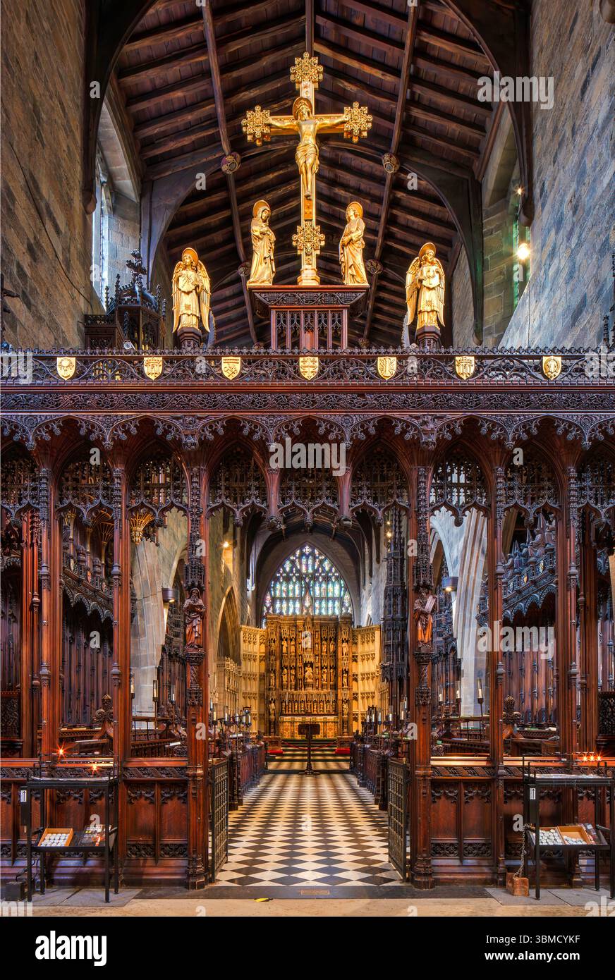 Innenansicht des Quire in der Kathedrale von Newcastle, newcastle upon Tyne, Blick auf das Ostfenster Stockfoto