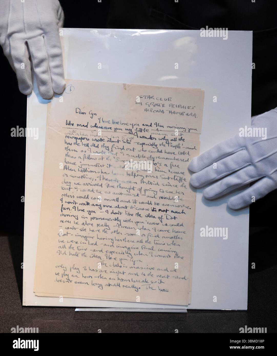 Christie's, London, Großbritannien. Juni 2025. Christie's Classics Week findet ab dem 1-9. Juli statt, in der Kunst und Objekte über Jahrtausende hinweg stattfinden. Höhepunkte sind: Christie's, London, Großbritannien. Juni 2025. Christie's Classics Week findet ab dem 1-9. Juli statt, in der Kunst und Objekte über Jahrtausende hinweg stattfinden. Zu den Höhepunkten zählen: Liebesbrief von John Lennon an seine Freundin Cynthia, geschrieben im April 1962. Einige Seiten wurden später verdeckt. Schätzung: £30.000-40.000. Quelle: Malcolm Park/Alamy Live News Stockfoto