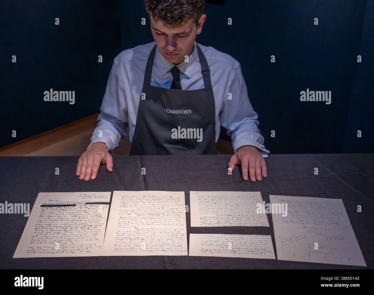 Christie's, London, Großbritannien. Juni 2025. Christie's Classics Week findet ab dem 1-9. Juli statt, in der Kunst und Objekte über Jahrtausende hinweg stattfinden. Höhepunkte sind: Christie's, London, Großbritannien. Juni 2025. Christie's Classics Week findet ab dem 1-9. Juli statt, in der Kunst und Objekte über Jahrtausende hinweg stattfinden. Zu den Höhepunkten zählen: Liebesbrief von John Lennon an seine Freundin Cynthia, geschrieben im April 1962. Einige Seiten wurden später verdeckt. Schätzung: £30.000-40.000. Quelle: Malcolm Park/Alamy Live News Stockfoto