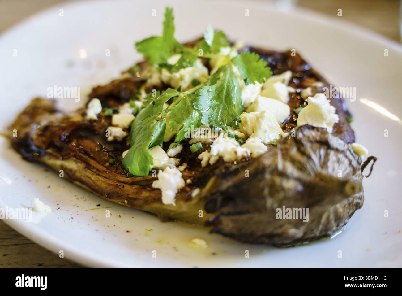 Gegrillte Auberginen mit Curry, Feta-Format und ganz schwarz, Sant Cugat del Valles, (Valles Occidental), Katalonien, Spanien, Europa Stockfoto