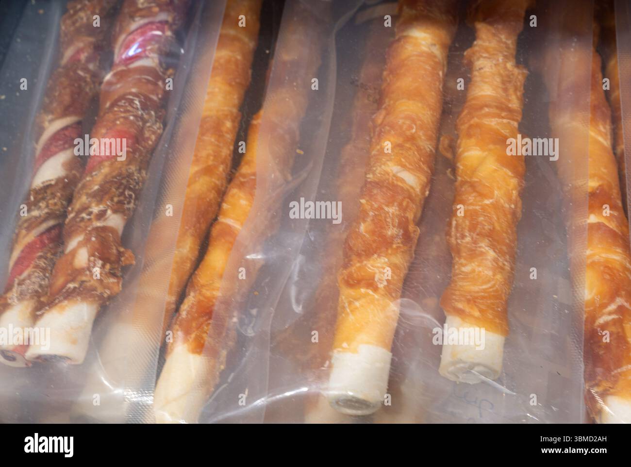 Köstlich gefertigte Snack-Sticks für Hunde für Haustiere, präsentiert in hochwertiger Vakuumverpackung für Frische Stockfoto