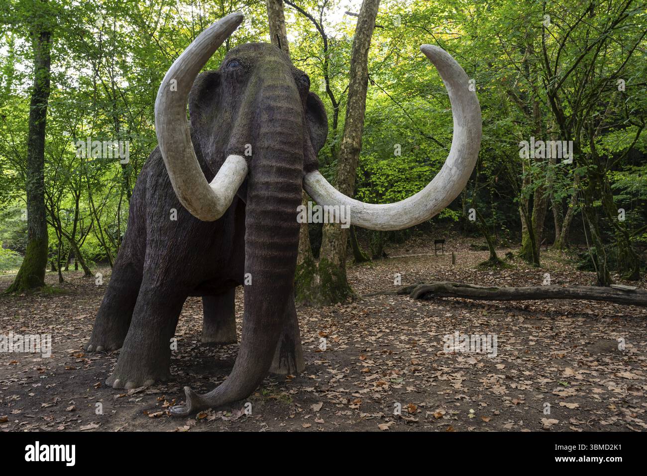 Figur eines lebensgroßen Mammuts, paläolithischer Park der Cueva del Valle, Rasines, Kantabrien, Spanien, Europa Stockfoto