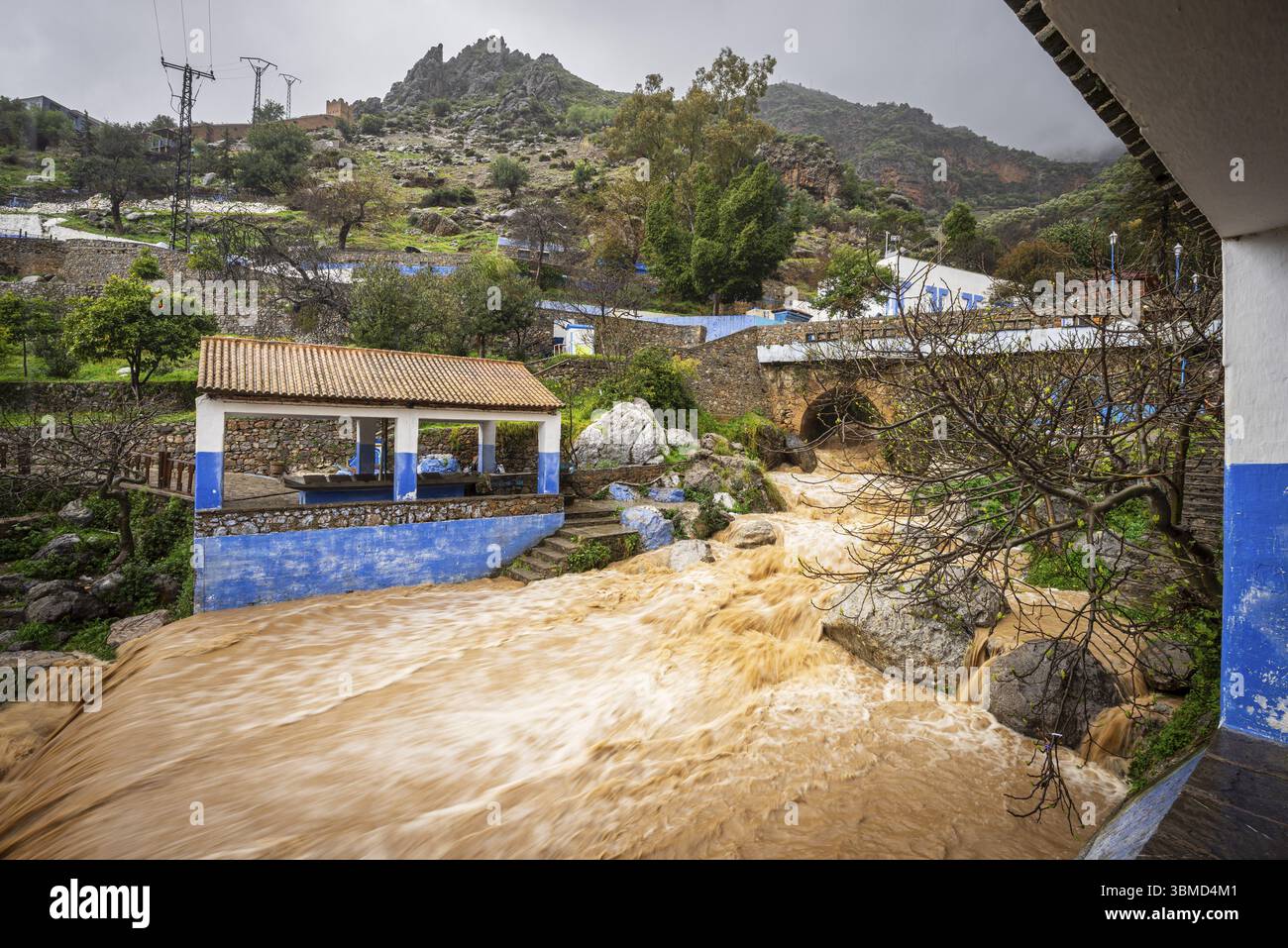 Sintflutartige Regenfälle und geschwollener Fluss, Brunnen Ras el Maa, Chefchaouen, Rif Mountains, Marokko, Nordafrika, Afrika Stockfoto