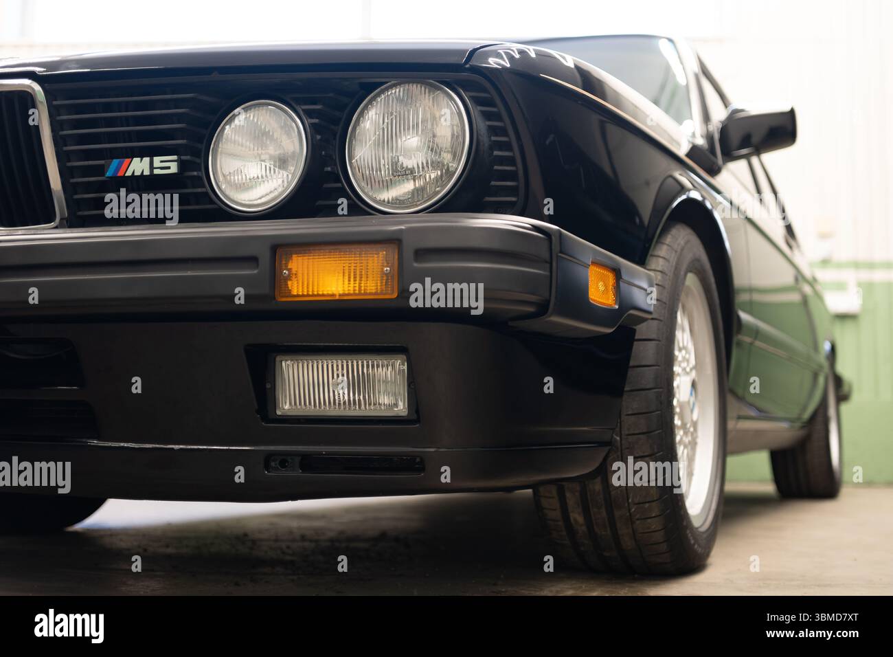 Riga, Lettland – 21. Juni 2025: Entdecken Sie das dynamische, zeitlose Design dieses legendären BMW M5 e28, das Luxus-Stil mit hoher Leistung verbindet Stockfoto