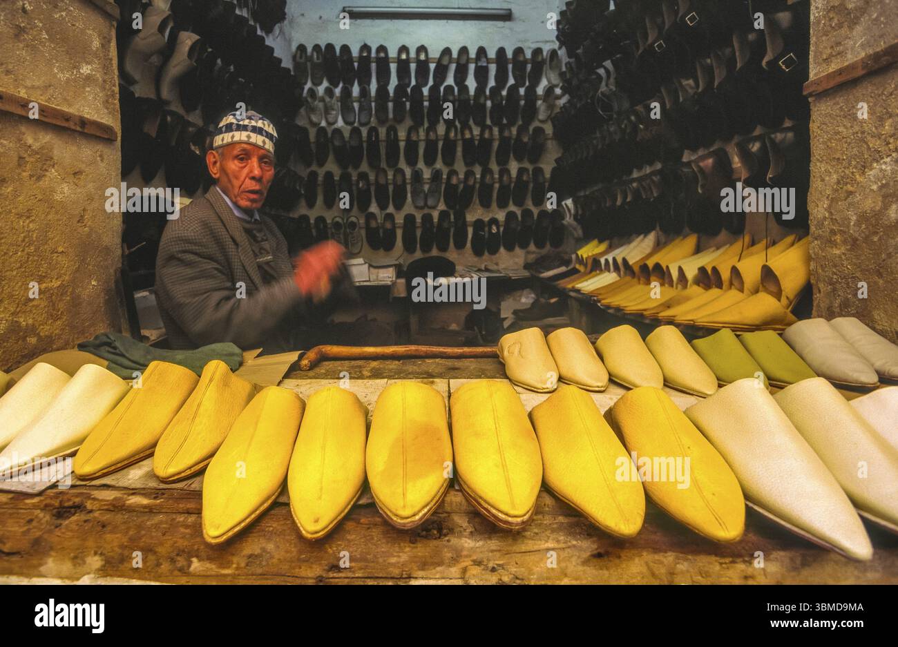 Gelbe Hausschuhe in einem traditionellen Handel, Souk of Fès (Fez el-Bali). Marokko Stockfoto