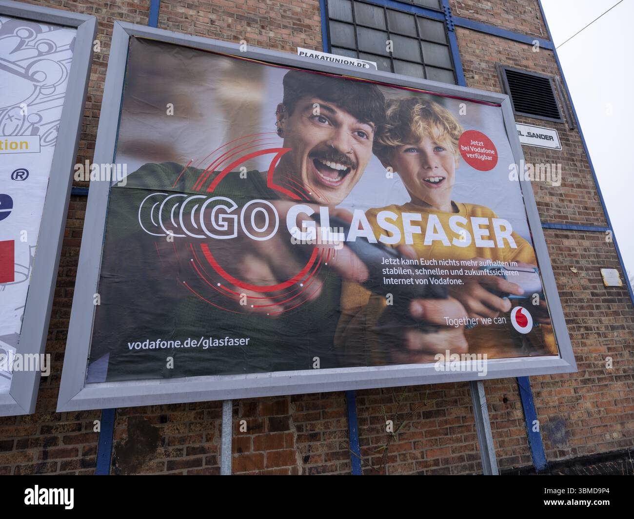 Werbeplakat für Glasfaser von Vodafone an der Wand eines Industriebaus, Braunschweig, Niedersachsen, Deutschland, Europa Stockfoto