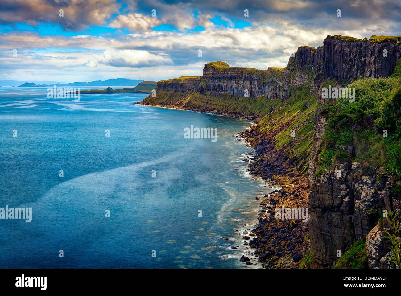 Isle of Skye. Kilt Rock Cliffs. Nachmittägliche Szene mit Blick auf Sound of Raasay Stockfoto