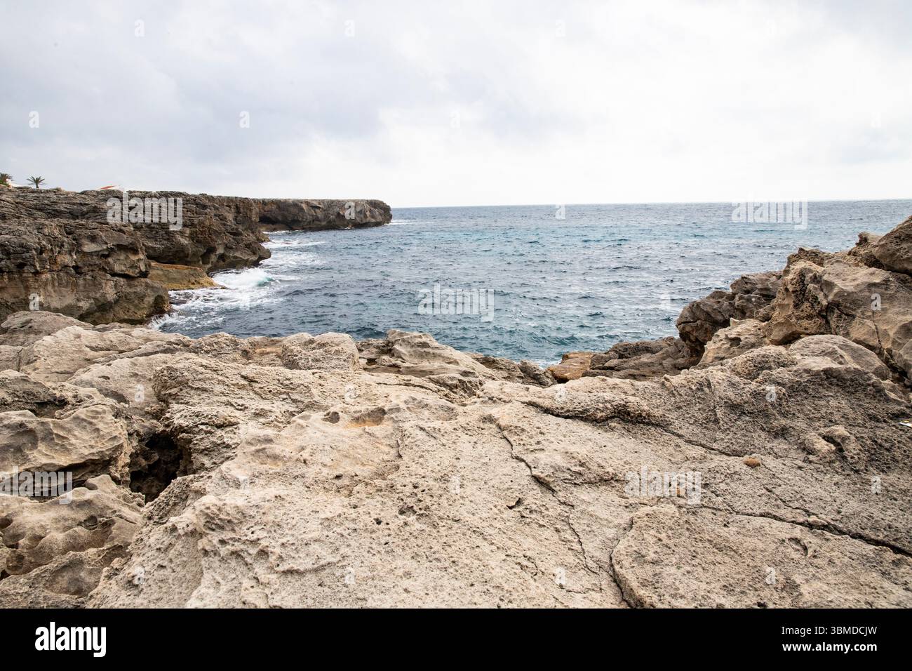 Türkisfarbene Lagunen an den felsigen Ufern von Menorca, Spanien 03.08.2025 Stockfoto