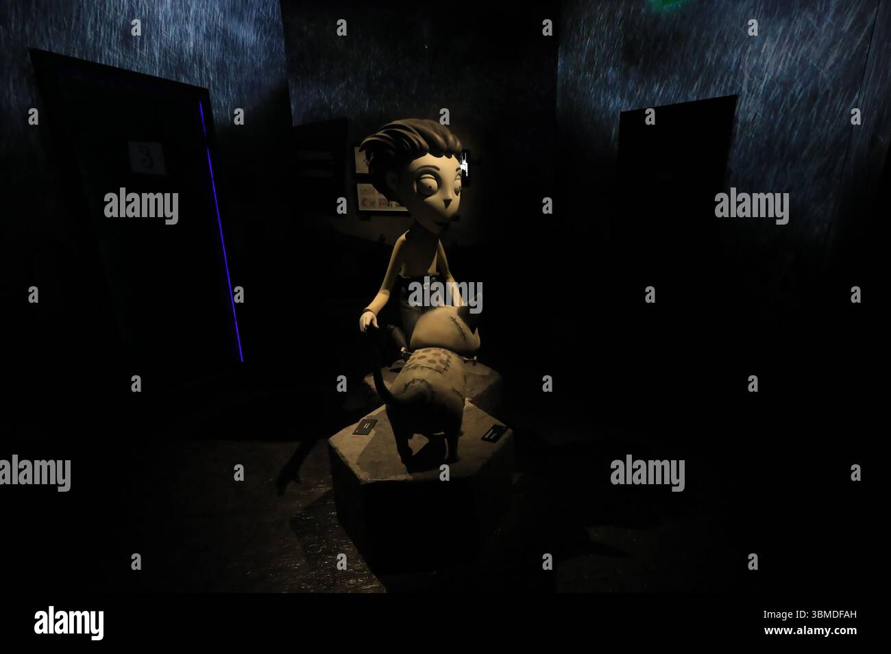 Mexiko-Stadt, Mexiko. Juni 2025. Fiktive Charaktere, die der amerikanische Regisseur, Produzent, Drehbuchautor, Karikaturist und Schriftsteller Tim Burton geschaffen hat, werden am 25. Juni 2025 bei einer Tour durch die immersive Ausstellung „Tim Burton's Labyrinth“ im Lienzo Charro in Mexiko-Stadt gesehen. (Foto: Ian Robles/Eyepix Group) (Foto: Eyepix/NurPhoto) Credit: NurPhoto SRL/Alamy Live News Stockfoto