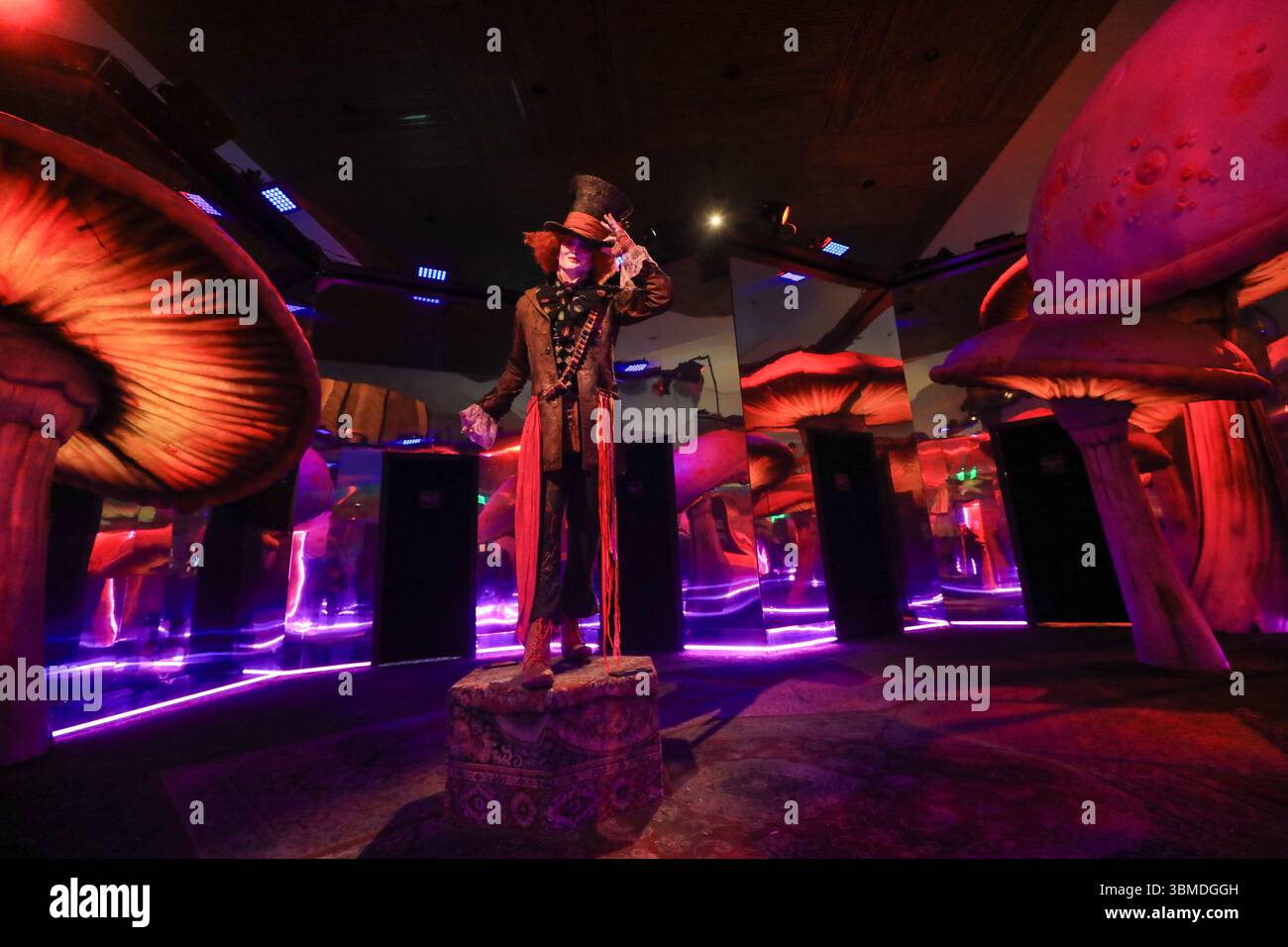 Mexiko-Stadt, Mexiko. Juni 2025. Fiktive Charaktere, die der amerikanische Regisseur, Produzent, Drehbuchautor, Karikaturist und Schriftsteller Tim Burton geschaffen hat, werden am 25. Juni 2025 bei einer Tour durch die immersive Ausstellung „Tim Burton's Labyrinth“ im Lienzo Charro in Mexiko-Stadt gesehen. (Foto: Ian Robles/Eyepix Group) (Foto: Eyepix/NurPhoto) Credit: NurPhoto SRL/Alamy Live News Stockfoto